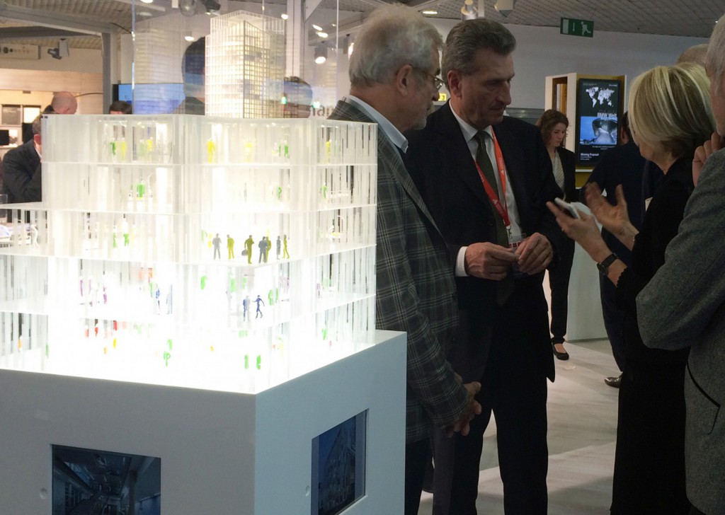 Christine Nickl-Weller et Hans Nickl en conversation avec le commissaire européen Günther Oettinger ; au premier plan, la maquette de l'hôpital Kaiser-Franz-Josef de Vienne