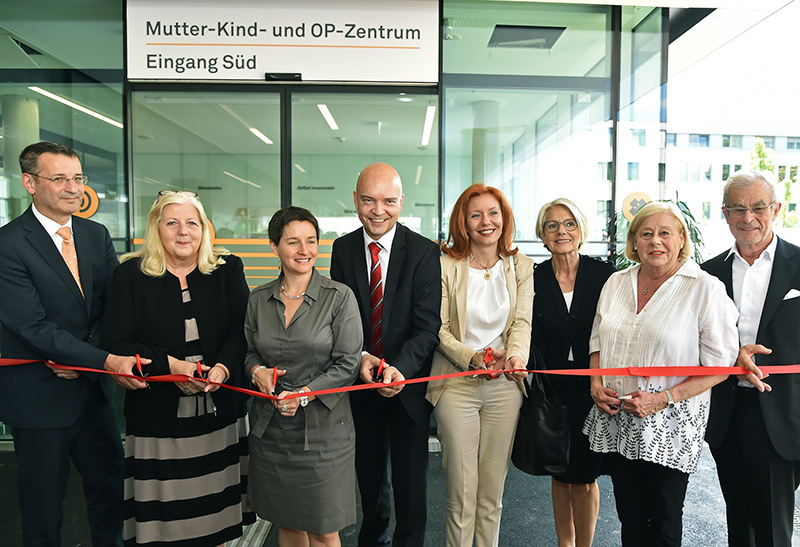 Sonja Wehsely (SPÖ), city councilwoman responsible for healthcare, (3rd from left) at the opening ceremony