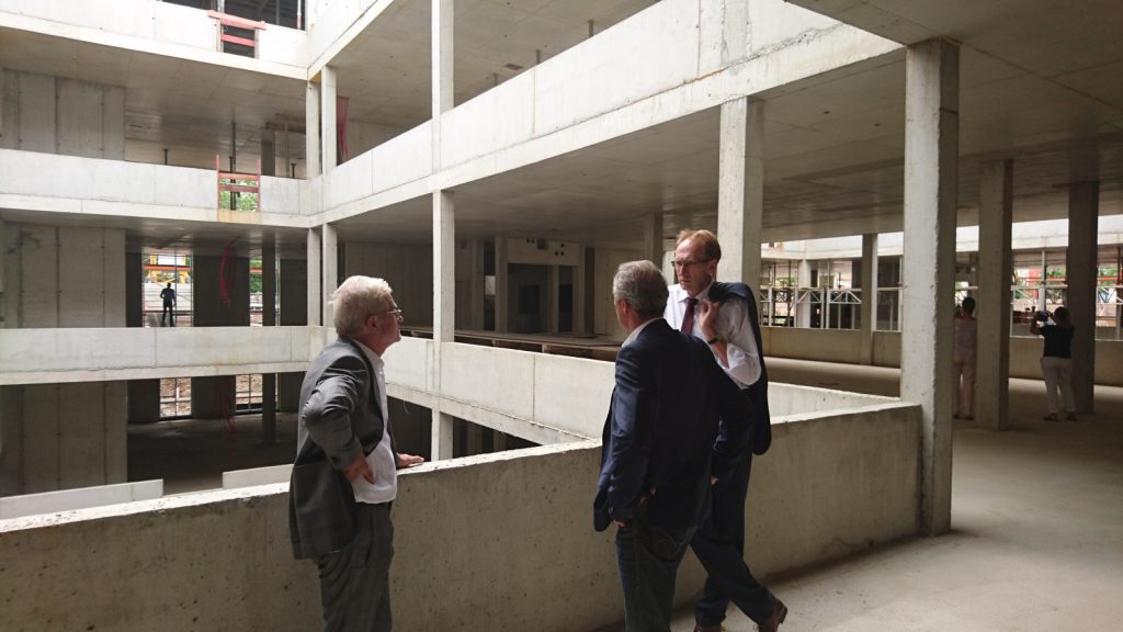 Prof. Hans Nickl in conversation with Dr Martin Haag, Chief Building Official for the city of Freiburg (right) and Karl-Heinz Bühler, Senior Construction Director / Director of the Freiburg branch of the State Property and Construction Department (centre), during the tour of the shell of the new building.