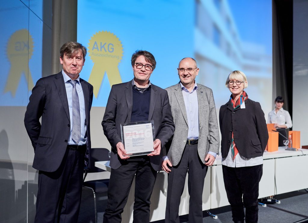 Christian Pelzeter, Alexander Deutschmann, H. Andert, Jórunn Ragnarsdóttir avec la récompense « Bâtiments de santé exceptionnels » de l’AKG
