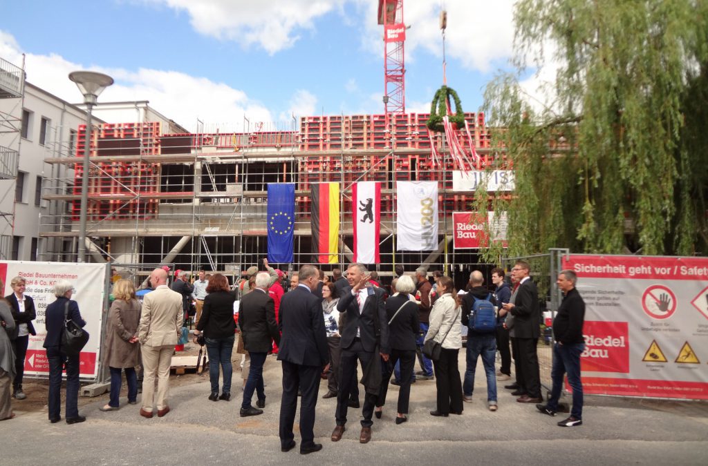 De nombreux visiteurs lors de la fête traditionnelle d’achèvement du gros-œuvre du nouveau centre de recherche de l’Université Humboldt IRIS Adlershof, Berlin