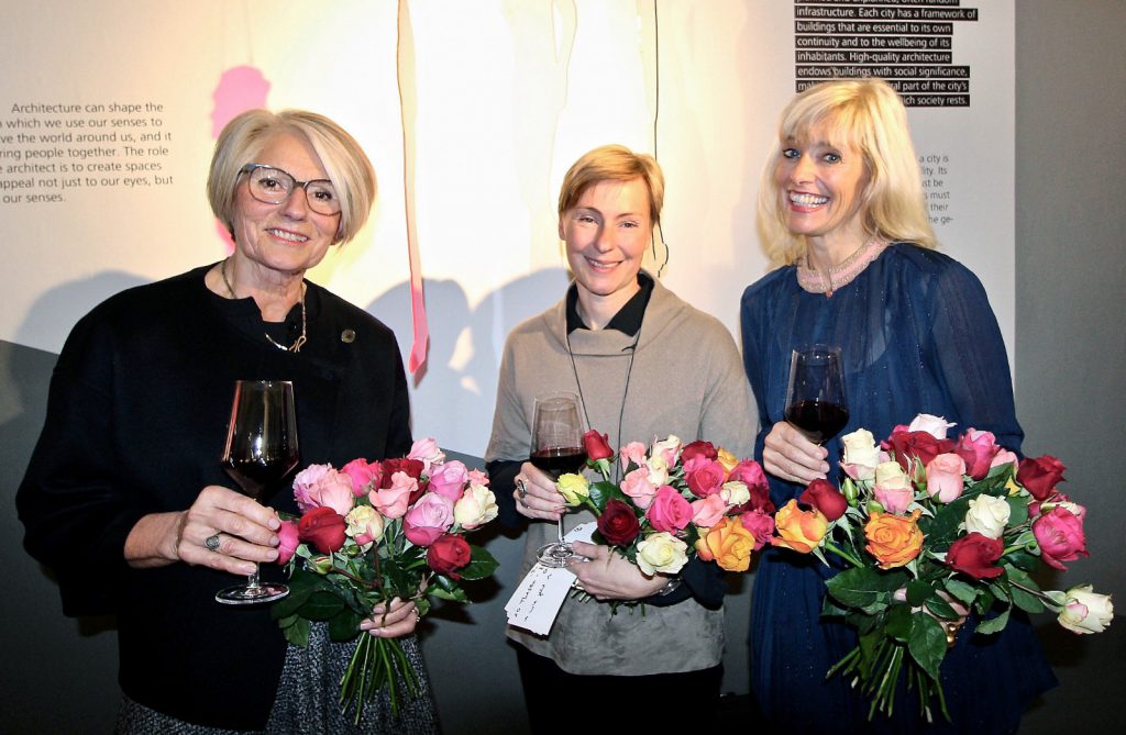 Prof. Christine Nickl-Weller, Katharina Matzig und Nicola Borgmann auf der Vernissage