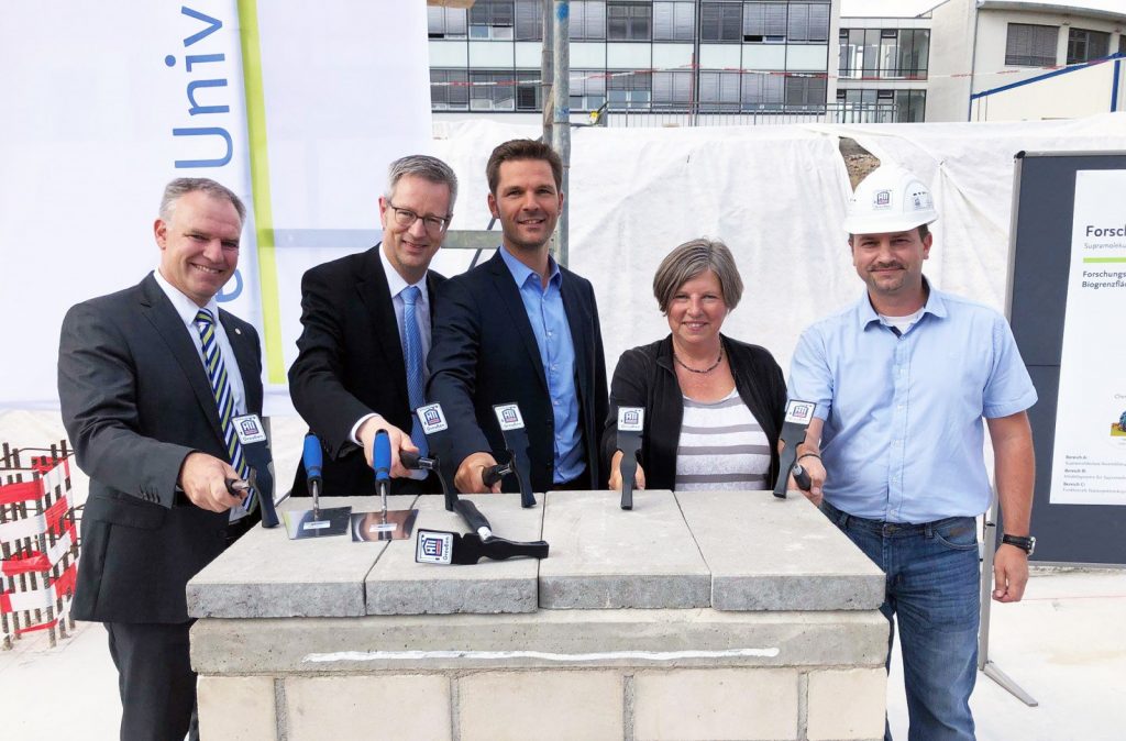 From left to right: Prof. Dr Rainer Haag, scientific project director of SupraFAB, Prof. Dr Günter M. Ziegler, president of the Freie Universität Berlin, Steffen Krach, state secretary for science and research, Katrin Lompscher, senator for urban development and housing, M. Georgi, project manager for HTI Greussen structural contractors (photo: Bernd Wannenmacher)
