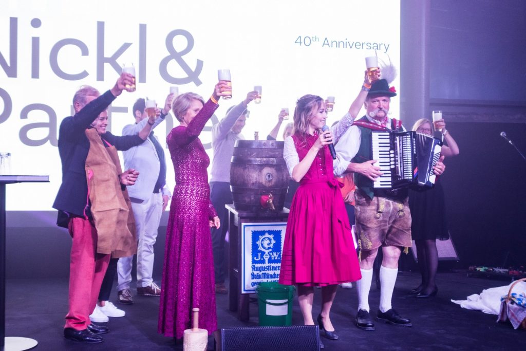 Nickl＆Partner 40年 – 共同举杯。