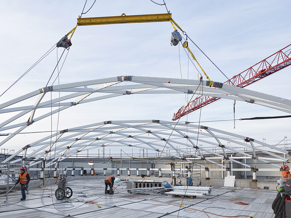 Mounting the roof dome, building site February 2020, D-BSSE laboratory and research building, ETH Zurich, Nickl & Partner Architekten, photo: Achim Birnbaum