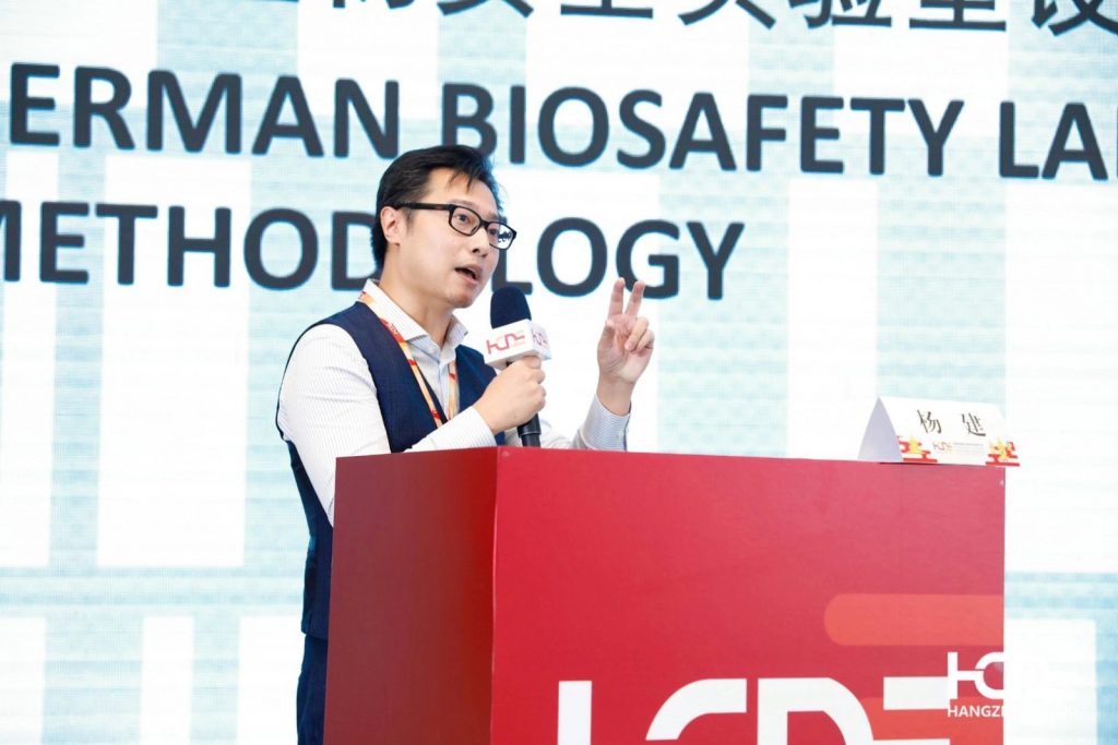 Jian Yang von Nickl & Partner China während seines Vortrages im Unterforum Biosafety Laboratory Planning and Design and Equipment Configuration