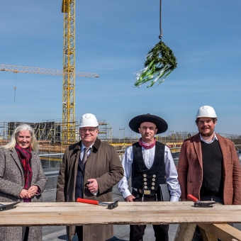At a height of 17 metres in fine weather – Topping-out ceremony at Münster’s Research Campus East